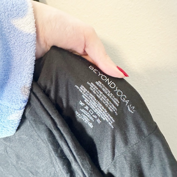 Beyond Yoga Infinity Scarf Black Pocket One Size - Picture 6 of 7